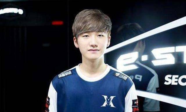 上海申花客场对阵广岛三箭，虽0-2落败，但有望晋级，展现顽强斗志，助力海港复仇。